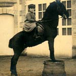 Star en 1902, cette fillette de 5 ans savait parfaitement dresser elle-même son poney.