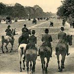 Le Bois de Boulogne fut doté d’allées ouvertes pour faciliter la circulation des attelages et des cavaliers de plus en plus nombreux…