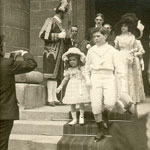Le cortège avec les demoiselles et garçons d'honneur
