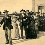 Les noces villageoises se font pompeusement et bruyamment.