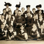 Groupe de communiants et leurs mamans en toilette