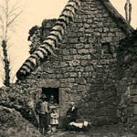 Au versant du soleil, les chaumières des monts d'Auvergne s'orientent vers la partie ouverte des vallées