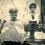 Hémophile, le tsarévitch est suivi et surveillé en permanence par un marin du Standart