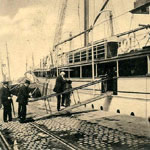 Le roi des belges Léopold II monte à bord de son yacht Alberta