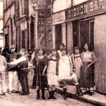 Les rues chaudes de certaines villes offrent la luxure de plein air des filles de joie.