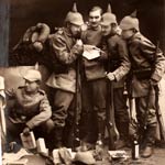 Jeunes soldats allemands découvrant leurs cadeaux de Noël en 1914.