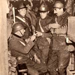 Noël 1939, les alliés entrechoquent leurs quarts de vin rouge.